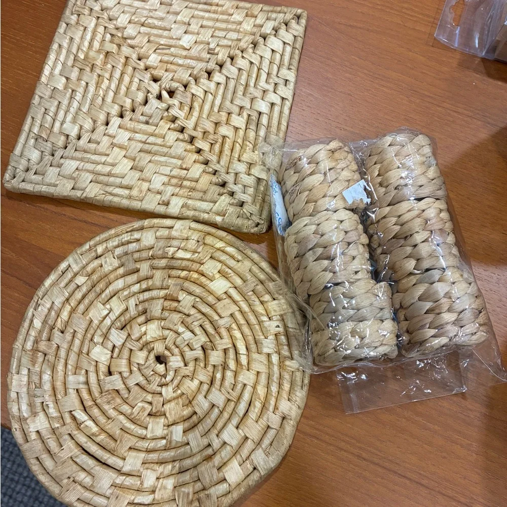 All Woven Straw Trivets+ 6 Napkin Rings+4 Napkins NIB rings  Napkins and Trivets